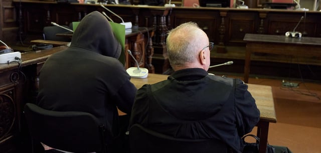 Der Angeklagte (l) neben seinem Anwalt kurz vor Verkündung des Urteils.