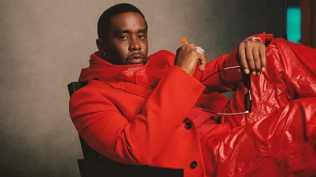 Sean John Combs, conocido por su nombre artístico Diddy, y anteriormente Puff Daddy o P. Diddy, es un rapero, productor discográfico y ejecutivo discográfico estadounidense.