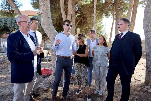 Visita de la comitiva europea a Massanassa, este jueves.