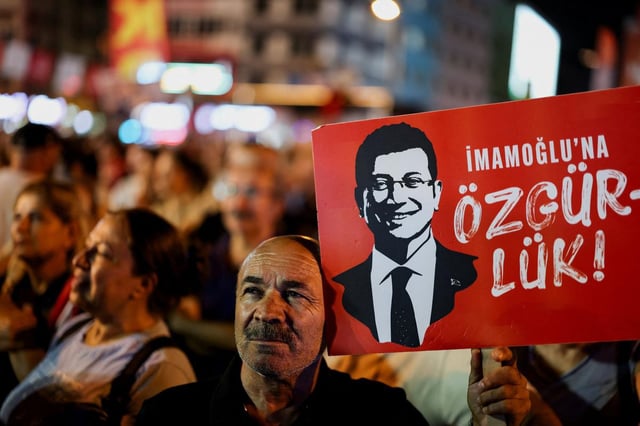 Un homme tient une pancarte avec une image du maire d’Istanbul, Ekrem Imamoglu, lors d’un rassemblement pour protester contre un récent jugement de la cour, à Istanbul, en Turquie, le 10 septembre 2025. R