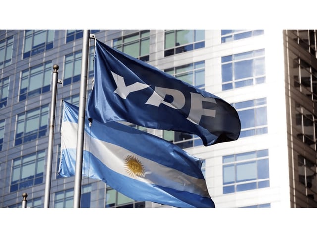 El conflicto se remonta a la expropiación del 51% de las acciones de YPF  en el año 2012.