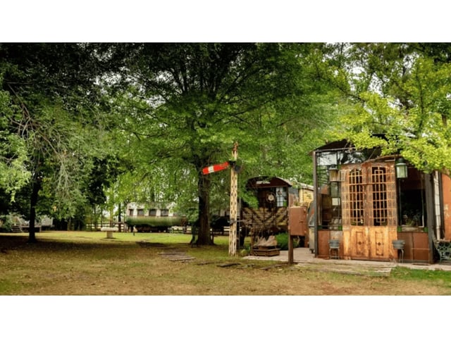 El pintoresco pueblo de Buenos Aires que ofrece alojamiento en trenes restaurados y está rodeado de naturaleza.