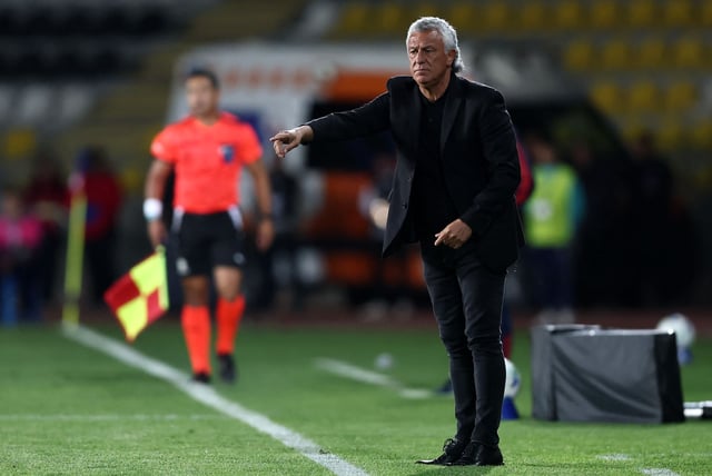 Néstor Gorosito da indicaciones a sus jugadores durante el partido que su equipo, Alianza Lima, jugó contra Universidad de Chile, por la vuelta de los cuartos de final de la Copa Sudamericana