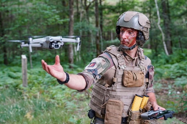 Opérateur drone du 2e RIMa en action : un soldat met en œuvre un drone d’observation au profit de son groupe de combat, le 2 juillet 2025.