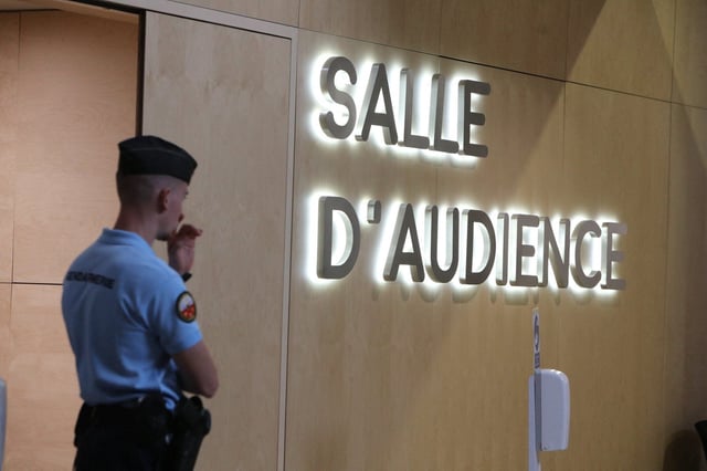 La cour d’assises spéciale de Paris a condamné vendredi 26 septembre 2025 trois femmes à des peines allant de 10 ans à 13 ans de prison pour avoir appartenu au groupe État islamique (EI).