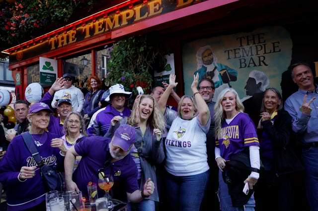 American football Vikings fans cheer as they enjoy themselves outside a pub in Temple Bar ahead of the NFL's first-ever Irish regular-season game with Pittsburgh Steelers versus Minnesota Vikings to play in Croke park, in Dublin, Ireland September 26, 2025. REUTERS/Clodagh Kilcoyne