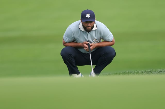 Jon Rahm guckt sich das Grün ganz genau an