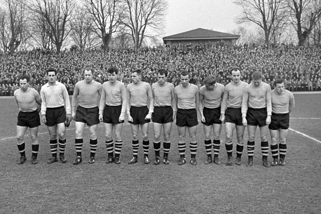 Die Mannschaft von Borussia Dortmund vor einem Spiel im März 1964 – ohne Logo auf dem Trikot