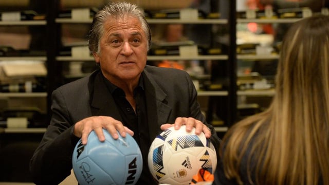 
         
         Ubaldo Fillol completará sus estudios secundarios a los 75 años. Fue un gran arquero y es un gran tipo. 