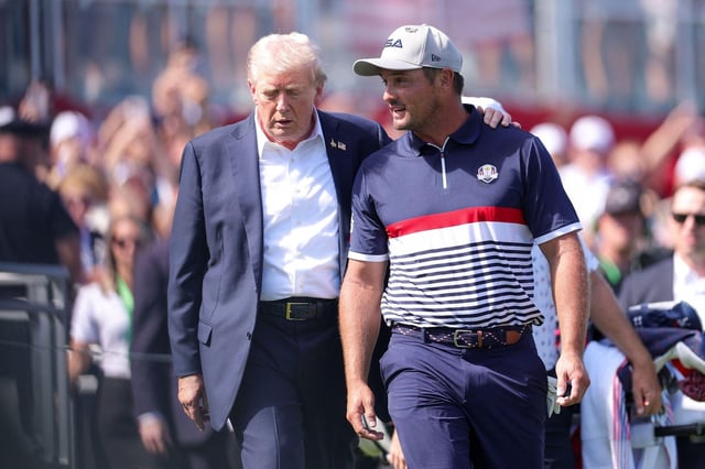 Donald Trump habla con Bryson DeChambeau, del equipo estadounidense, durante la Ryder Cup que se disputa en Nueva York.