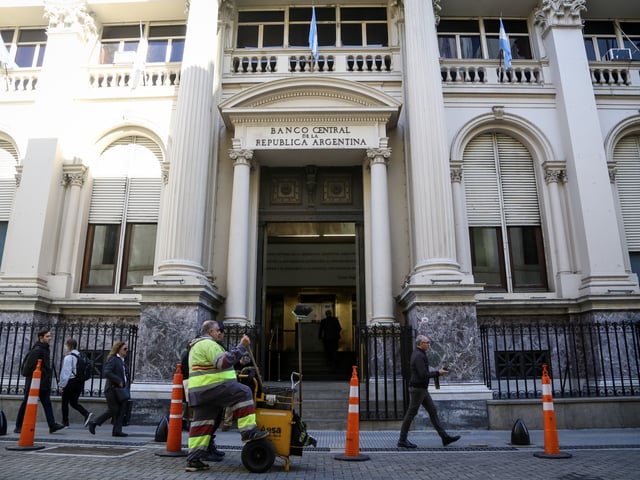 Economía de los genéricos. Una mujer circula frente al Banco Central de la República Argentina el 23 Septiembre 2025. Foto/Antonio Becerra.