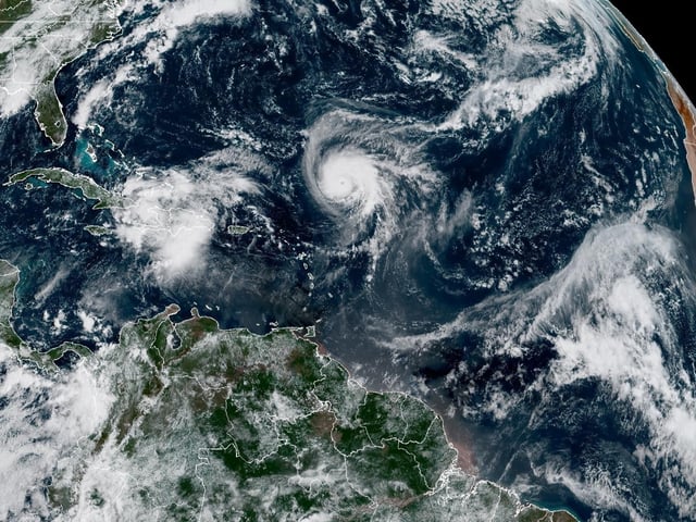 USA4969. MIAMI (FL, EEUU), 26/09/2025.- Fotografía satelital cedida este viernes por la Oficina Nacional de Administración Oceánica y Atmosférica de Estados Unidos (NOAA), a través del Centro Nacional de Huracanes (NHC), donde se muestra la localización del huracán Humberto en el Atlántico. Humberto se fortaleció en la madrugada y se convirtió en huracán en aguas abiertas del Atlántico, aunque por ahora no supone peligro para zonas costeras, informó el Centro Nacional de Huracanes (NHC, en inglés) de Estados Unidos. EFE/NOAA-NHC /SOLO USO EDITORIAL /NO VENTAS /SOLO DISPONIBLE PARA ILUSTRAR LA NOTICIA QUE ACOMPAÑA /CRÉDITO OBLIGATORIO