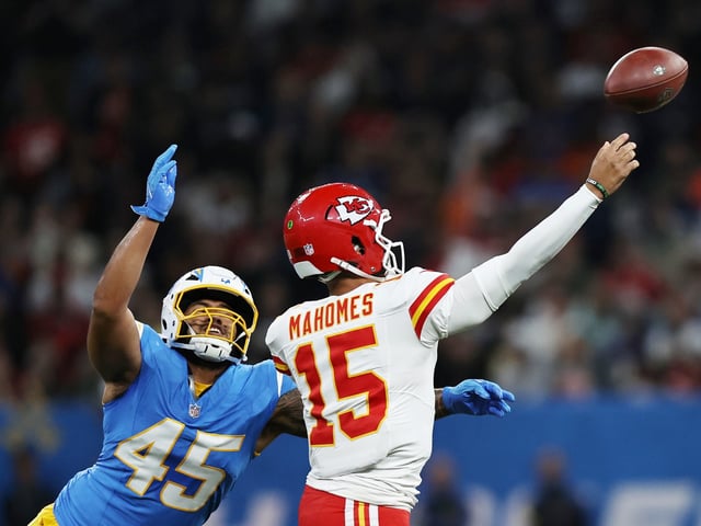 FOTODELDÍA AME6644. SAO PAULO (BRASIL), 05/09/2025.- Patrick Mahomes (d) de los Chiefs lanza el balón frente a Tuli Tuipulotu de los Chargers este viernes, en un partido de la NFL entre Los Ángeles Chargers y Kansas City Chiefs en el estadio Neo Química Arena en São Paulo (Brasil). EFE/ Isaac Fontana