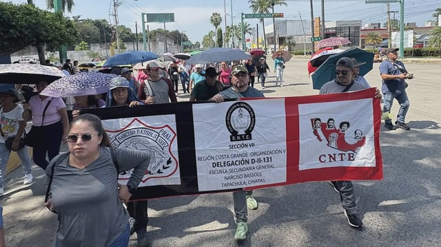 Con pancartas y consignas, los docentes recordaron a los estudiantes desaparecidos.