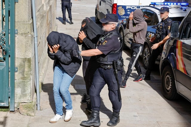 Tres de los detenidos llegando al Juzgado de Muros.