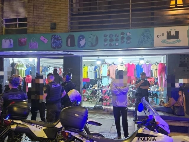 El local en que se originó la discusión luego de la cual un hombre prendió fuego a un agente policial.