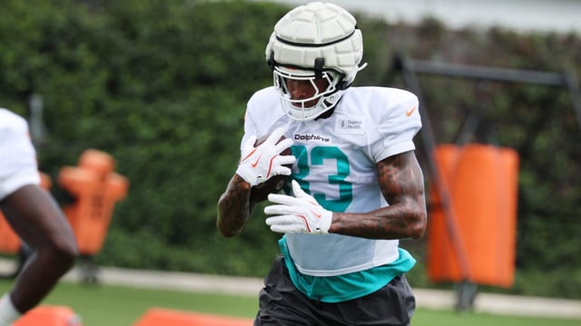 Miami Dolphins tight end Darren Waller practices at Baptist Health Training Complex in Miami Gardens on Thursday, Sept. 25, 2025. (Carline Jean/South Florida Sun Sentinel)