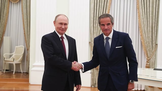 (Moscú) - Vladimir Putin y Rafael Grossi
