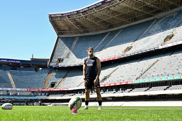 Juan Cruz Mallía entrenando patada en el Captain's Run realizado en Durban, la sede del encuentro de Los Pumas y Sudáfrica. (Prensa UAR)