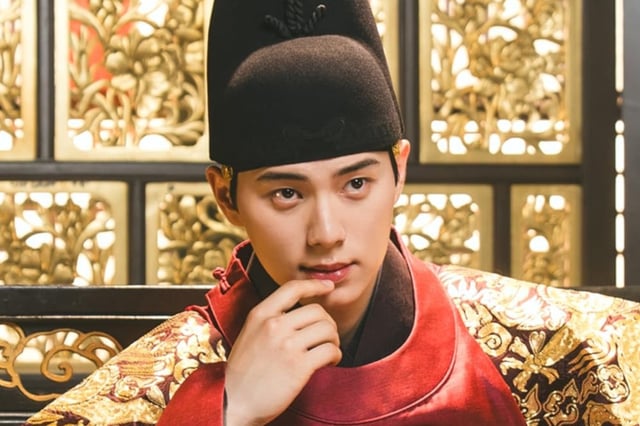 Lee Chae-min como el rey Yi Heon en la serie coreana "Bon appétit, majestad" (Foto: tvN)