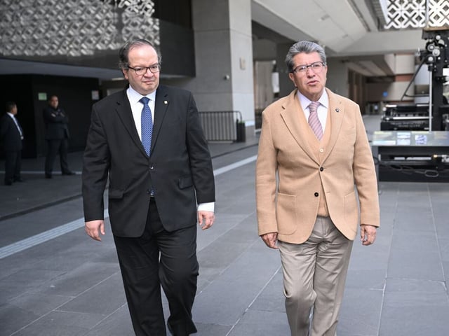 Leonardo Lomelí Vanegas, rector de la UNAM, junto con Ricardo Monreal, líder de los diputados de Morena.