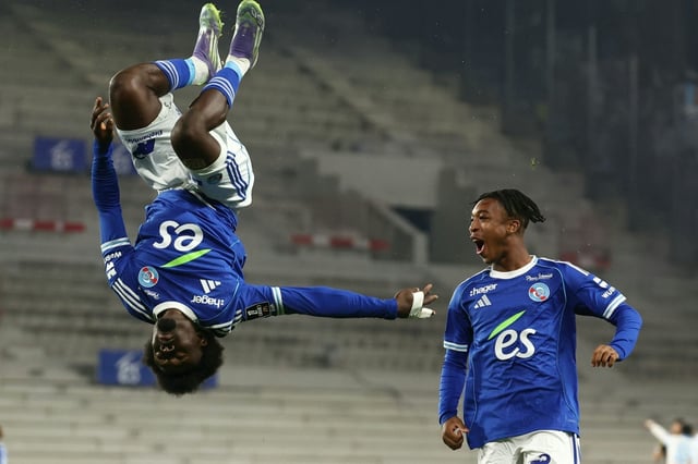 Abdoul Ouattara (saut périlleux) auteur de l'ouverture du score contre Marseille après un bon service d'Emanuel Emegha (invisible) le 26 septembre 2025 à Strasbourg