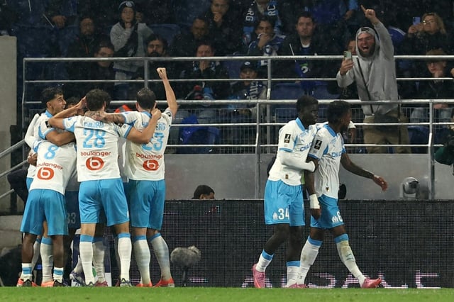 Les joueurs marseillais fêtent devant leurs supporters leur deuxième but contre Strasbourg au stade de la Meinau le 26 septembre 2025