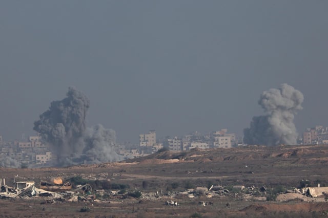 Fumaça sobe após ataques aéreos israelenses no norte da Faixa de Gaza, vista do lado israelense da fronteira.