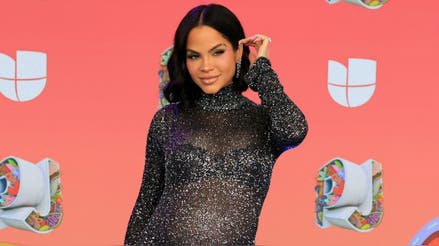 Natti Natasha se robó las miradas en la alfombra azul de los Premios Juventud 2025.