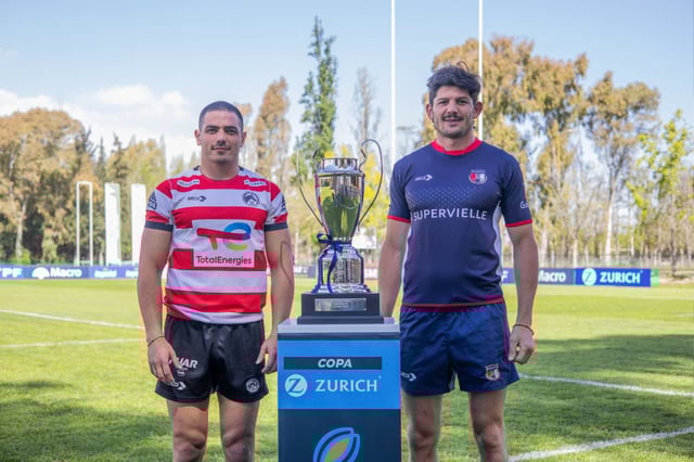 Augusto Cugnini, capitán de Jockey CC, y Agustín Gómez González, capitán de Marista RC, posan con el trofeo que se llevará el campeón del Torneo del Interior A. (Prensa UAR / Justina Buteler)