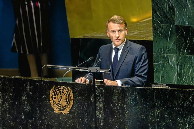 Emmanuel Macron prononce le discours d'ouverture de la Conférence des Nations unies sur la solution à deux États à New York, le 22 septembre 2025. 
