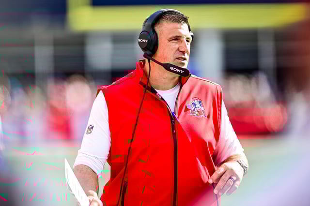 FOXBOROUGH, MASSACHUSETTS - SEPTEMBER 21: Mike Vrabel looks on during the NFL 2025 game between Pittsburgh Steelers and New England Patriots at Gillette Stadium on September 21, 2025 in Foxborough, Massachusetts. (Photo by Jaiden Tripi/Getty Images)