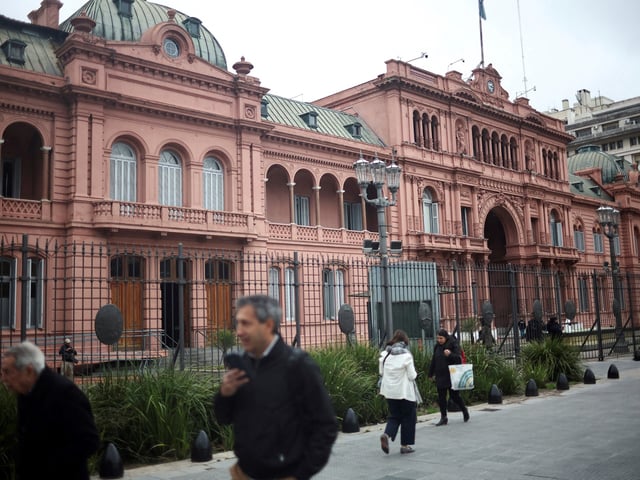 FILE PHOTO: People walk past Casa Rosada Presidential Palace a day after big defeat for Argentina's President Javier Milei in the legislative elections in the province of Buenos Aires, in Buenos Aires, Argentina September 8, 2025. REUTERS/Agustin Marcarian/File Photo