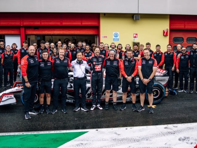 Reconocimiento. Haas le dio la oportunidad de Romain Grosjean a subirse a un F1 después de su accidente, lo que le impidió despedirse de la categoría hace cinco años. Foto F1