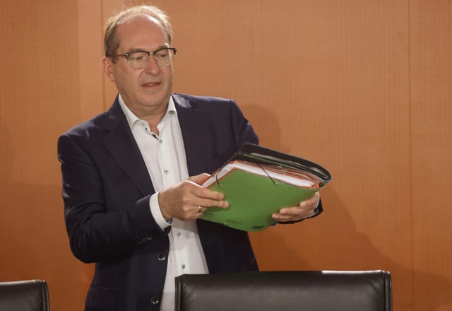 Bundesinnenminister Alexander Dobrindt (CSU) plant, noch in diesem Jahr auch nach Syrien wieder abzuschieben. "Wir wollen noch in diesem Jahr eine Vereinbarung mit Syrien treffen und dann zunächst Straftäter abschieben und später Personen ohne Aufenthaltsrecht", sagte er.