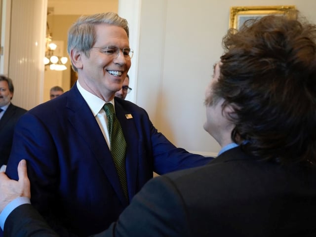 Scott Bessent saluda a Milei en la Casa Rosada durante su visita a Buenos Aires en abril.