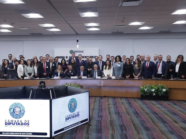 La Comisión de Hacienda y Crédito Público, que preside el diputado Carol Antonio Altamirano (Morena), se reunió con integrantes de los sectores social y privado para continuar con el análisis de la iniciativa de la presidenta de la República, Claudia Sheinbaum Pardo, que reforma a la Ley Aduanera.