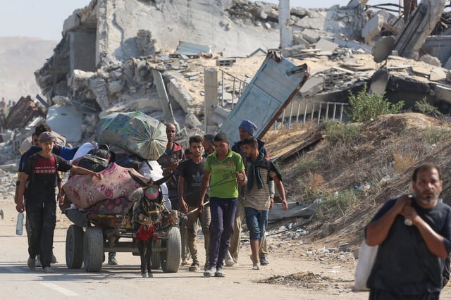 Palestinos transportan la ayuda humanitaria recibida en un centro de distribución gestionado por la Fundación Humanitaria de Gaza (FGH), con apoyo de Estados Unidos e Israel, en el llamado "corredor Netzarim", el 26 de septiembre de 2025. (Foto de Eyad BABA / AFP).