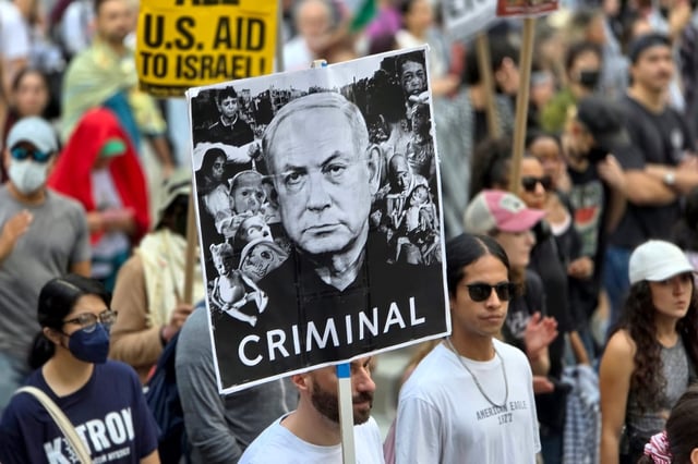 Una persona sostiene un cartel con el rostro del primer ministro israelí, Benjamin Netanyahu, durante una manifestación en contra de la guerra de Gaza en el marco de la Asamblea General de la ONU este viernes, en Nueva York. Foto: EFE/Alberto Boal