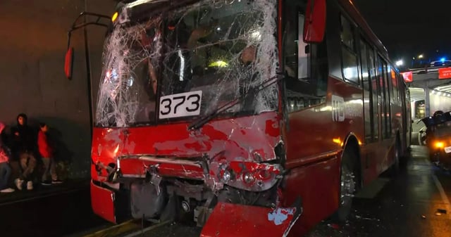 La lluvia y la congestión vial propiciaron el accidente en las cercanías de la estación Xola. Foto: Captura de pantalla.
