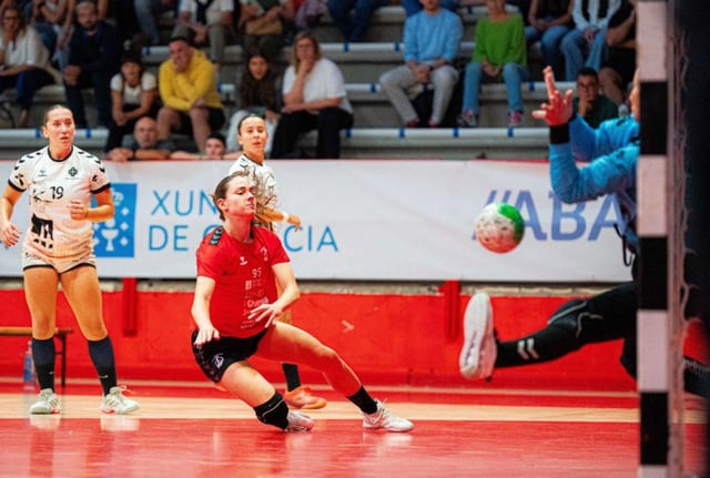 Lucía Laguna lanza durante un partido. |  Pedro Mina