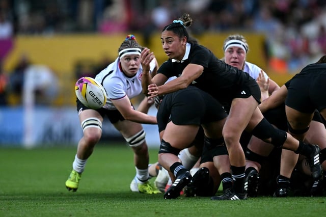 La demi de mêlée néo-zélandaise Risi Pouri-Lane effectue une passe lors de la demi-finale de la Coupe du monde féminine de rugby entre la Nouvelle-Zélande et le Canada, à Bristol, le 19 septembre 2025