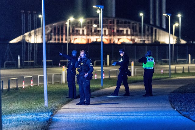 Police officers walk after all traffic has been closed at the Copenhagen Airport due to drone reports in Copenhagen, Denmark September 22, 2025. Ritzau Scanpix/Steven Knap via REUTERS    ATTENTION EDITORS - THIS IMAGE WAS PROVIDED BY A THIRD PARTY. DENMARK OUT. NO COMMERCIAL OR EDITORIAL SALES IN DENMARK.