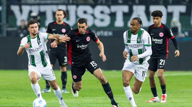 Ellyes Skhiri (Mitte) könnte gegen Gladbach in die Frankfurter Startelf zurückkehren.