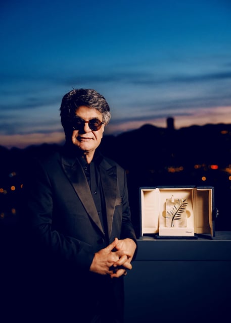 Jafar Panahi avec sa palme d'or à Cannes, le 24 mai 2025.