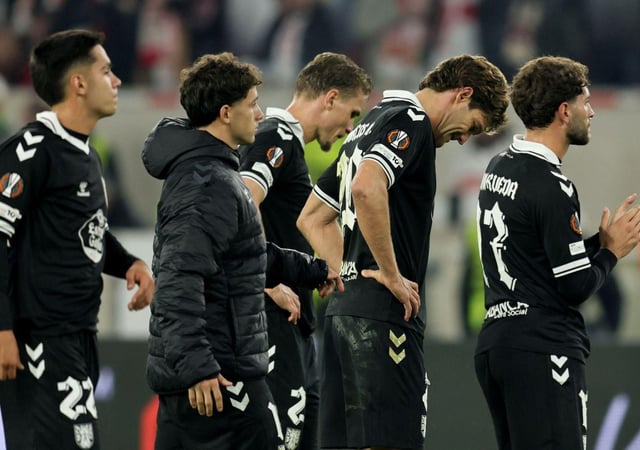 Los jugadores del Celta aplauden a la afición desplazada a Alemania tras su derrota del jueves contra el Stuttgart. |  Efe