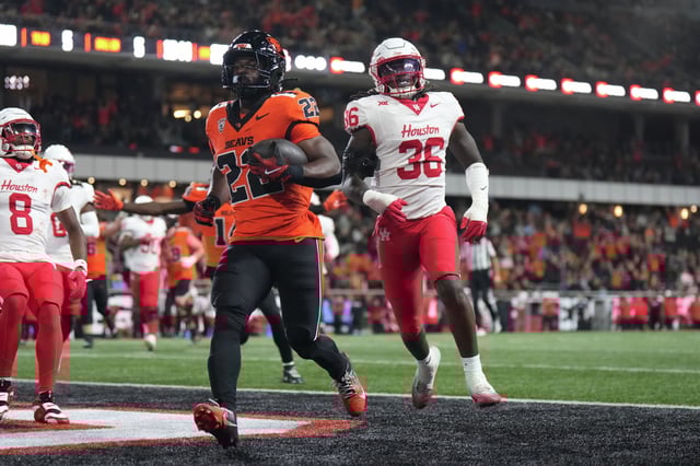 Marquis Crosby #22 of the Oregon State Beavers scores a touchdown past Jalen Garner #36 of the Houston Cougars during the first half at Reser Stadium on September 26, 2025 in Corvallis, Oregon. (Photo by Soobum Im/Getty Images)