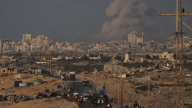 Una columna de humo durante un bombardeo de Israel sobre Gaza.