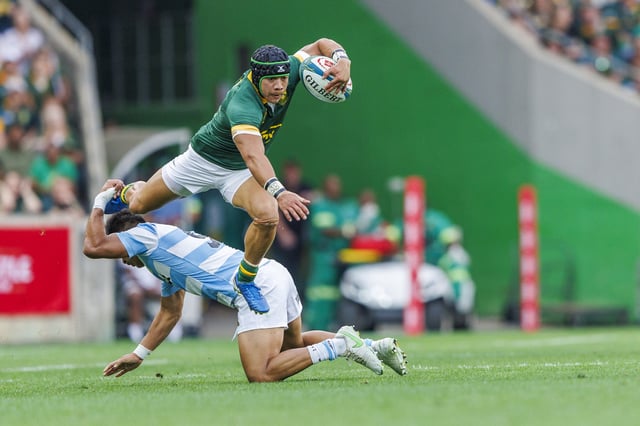 South Africa’s Cheslin Kolbe avoids a tackle during a 2024 Rugby Championship match against Argentina.