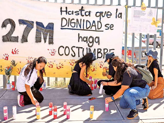 familiares colocan veladoras afuera de la estación migratoria